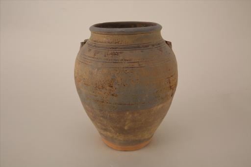 明敛口圆唇深弧腹平底双耳凹弦纹酱黄釉瓷罐