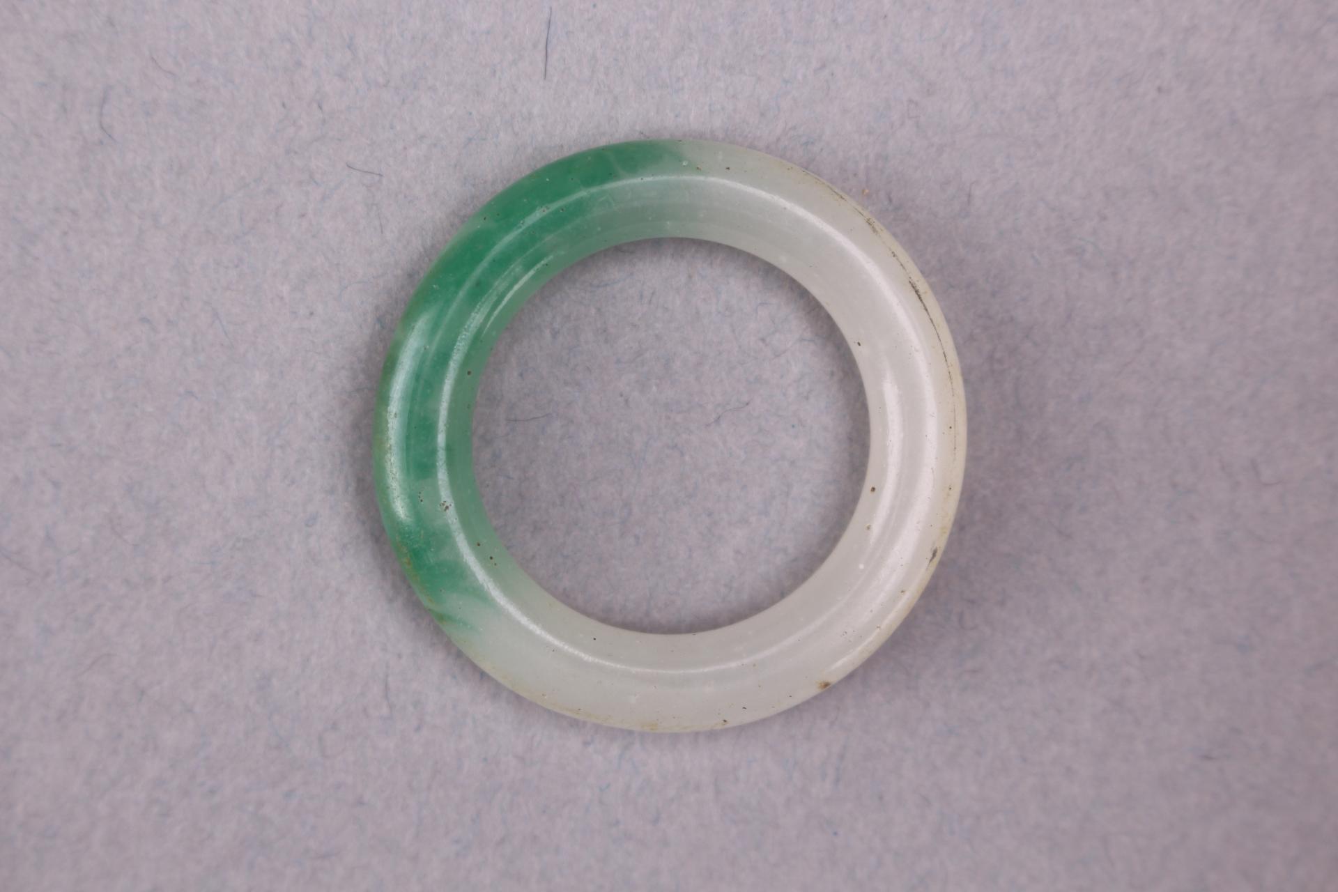 清青白色玉环