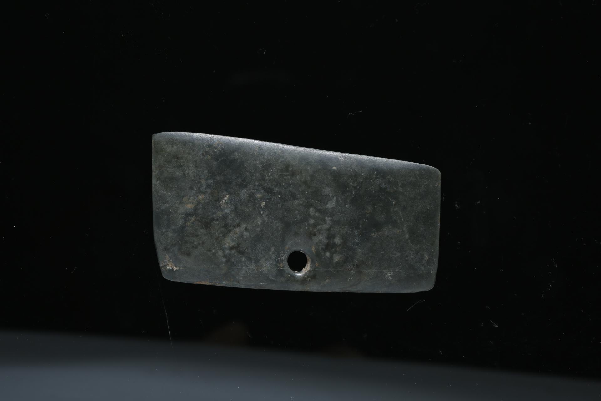 新石器时代穿孔石铲