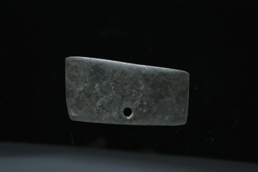 新石器时代穿孔石铲