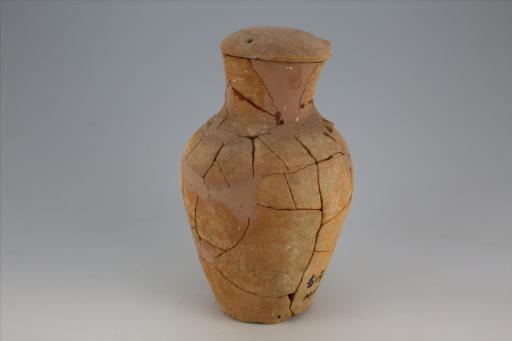 春秋晚期直口长腹凹底弧顶盖凹弦纹夹砂红陶壶