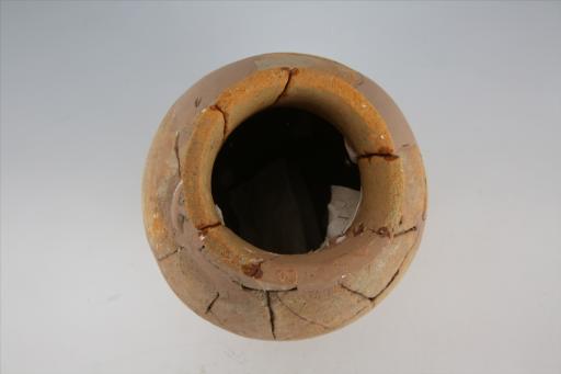 春秋晚期直口长腹凹底弧顶盖凹弦纹夹砂红陶壶