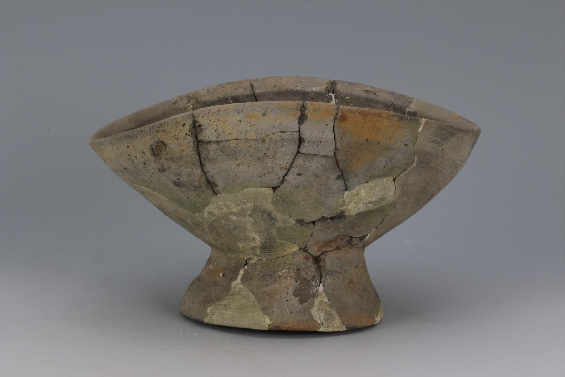 新石器时代大溪文化敞口弧腹圈足泥质灰陶碗