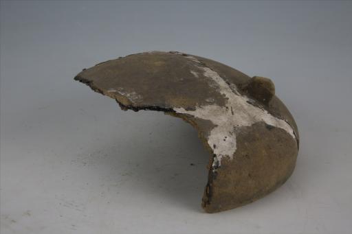 东汉圆形桥形纽凹弦纹泥质黄陶器盖