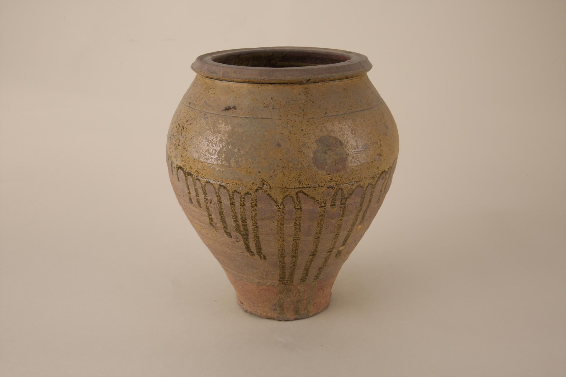 明敛口凹沿弧肩弧腹平底凹弦纹酱黄釉瓷罐