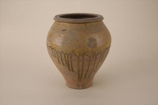 明敛口凹沿弧肩弧腹平底凹弦纹酱黄釉瓷罐