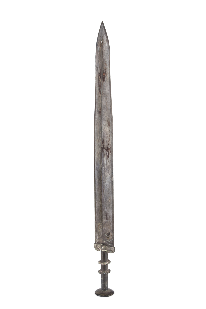 战国早期镶绿松石兽面纹铜剑